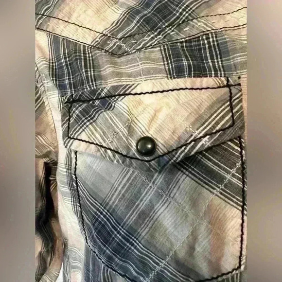 Women’s plaid shirt. Pearled buttons. Breast pockets. Non smoking home. - Picture 2 of 5